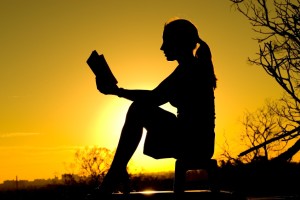 woman_reading_sunset